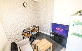 Cozy And Charming - 1 Bedroom Apartment - Free Parking, Transit Links, Close To Stadiums